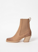 Load image into Gallery viewer, Axis Boot in Camel Leather