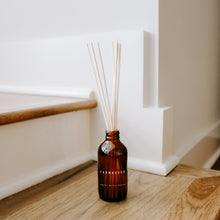 Load image into Gallery viewer, Farmhouse Amber Reed Diffuser
