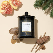 Load image into Gallery viewer, Roesia Scented Candle - Pomegranate And Pine
