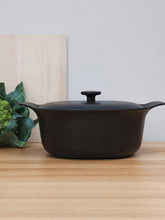 Load image into Gallery viewer, BergHOFF Ron 11&quot; Cast Iron Covered Casserole 5.5QT, Black