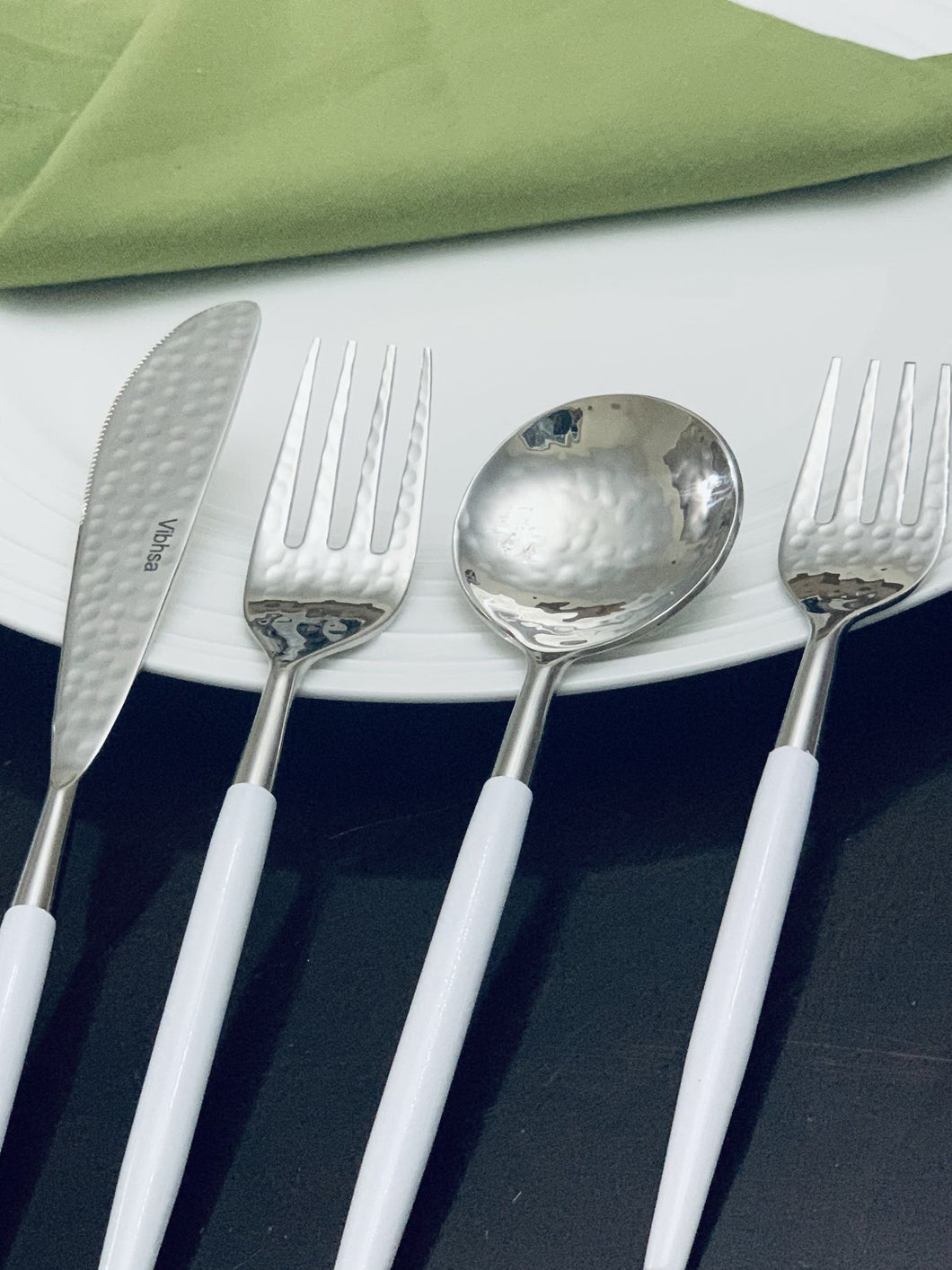 Vibhsa White Flatware Set 5 Piece Place Setting (Hammered Mouth)