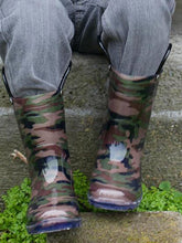 Load image into Gallery viewer, Kids Camo Lighted Rain Boots - Green