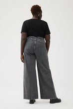 Load image into Gallery viewer, NCE Plus Wide Leg Jeans - Gris