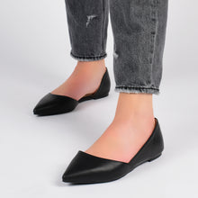 Load image into Gallery viewer, Journee Collection Women&#39;s Cortni Flat