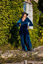 Load image into Gallery viewer, Peacock Velvet Peignoir Dressing Gown
